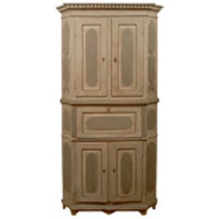 Early 18th Century Painted Swedish Gustavian Corner Cupboard 10
