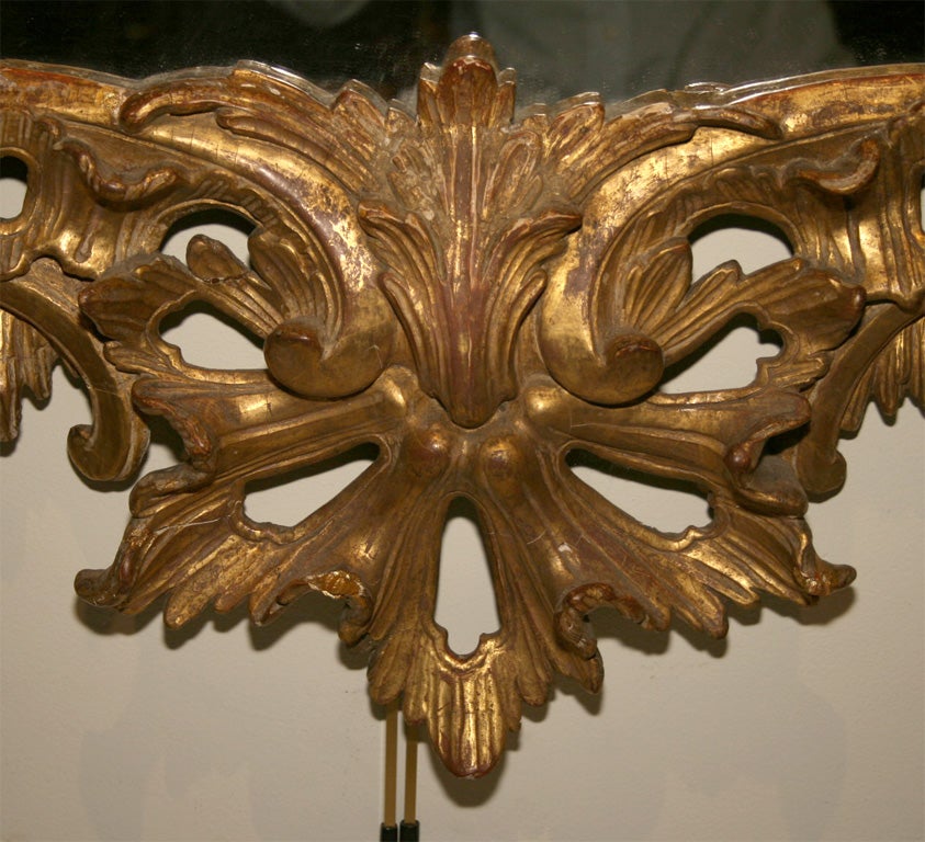 Spiegel aus vergoldetem Holz im George-II-Stil, um 1750 im Zustand „Hervorragend“ im Angebot in Westwood, NJ