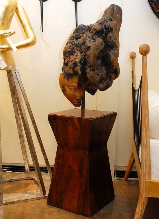 Racine en bois de forme libre avec sculpture du visage d'une dame signée Laurie Tucker et piédestal en bois massif. Dimensions pour le piédestal avec la sculpture h 57