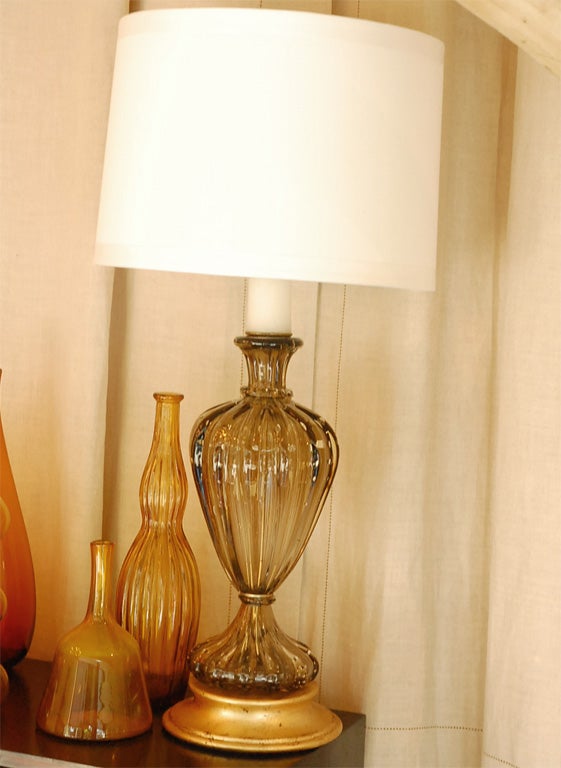 Lampe de table simple de Murano avec base en feuille d'or par Seguso.