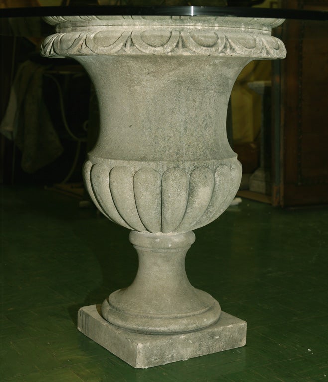 Geschnitzter Vicenza Stone Urnen-Mitteltisch (Unbekannt) im Angebot