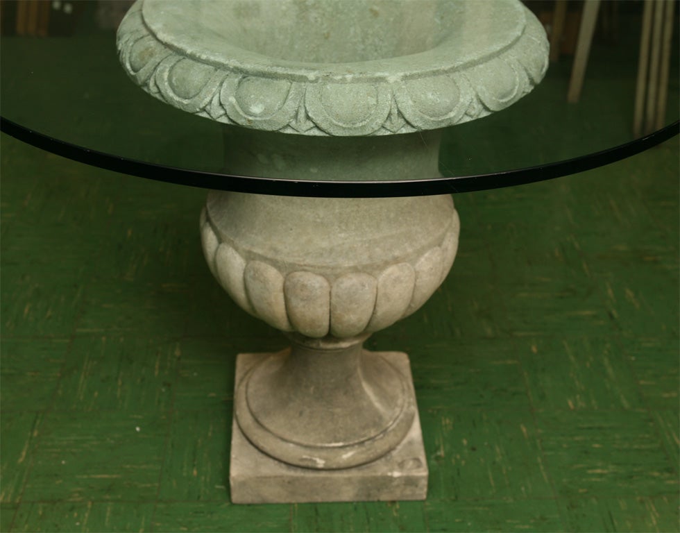 Geschnitzter Vicenza Stone Urnen-Mitteltisch (Glas) im Angebot