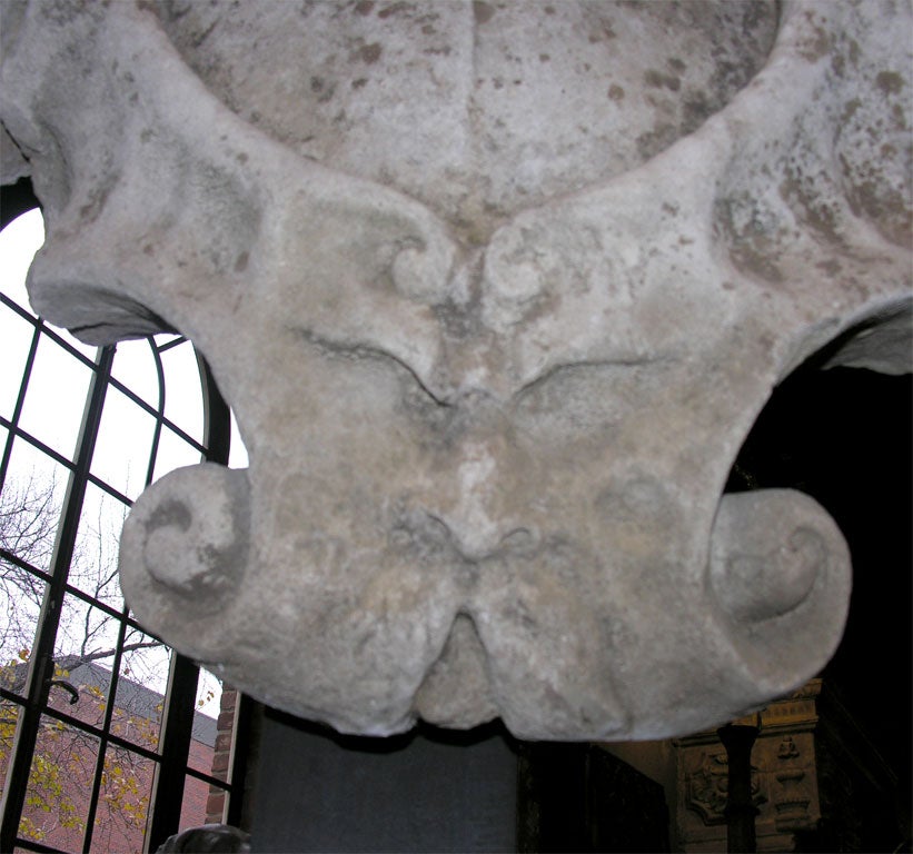 Early 17th Century Italian Baroque limestone cartouche, with stand. Likely from the noble family of the Scaliger (also Scaligeri, from de Scalis or della Scala) of Verona or possibly Florence, Italy. The ladder symbol is their family