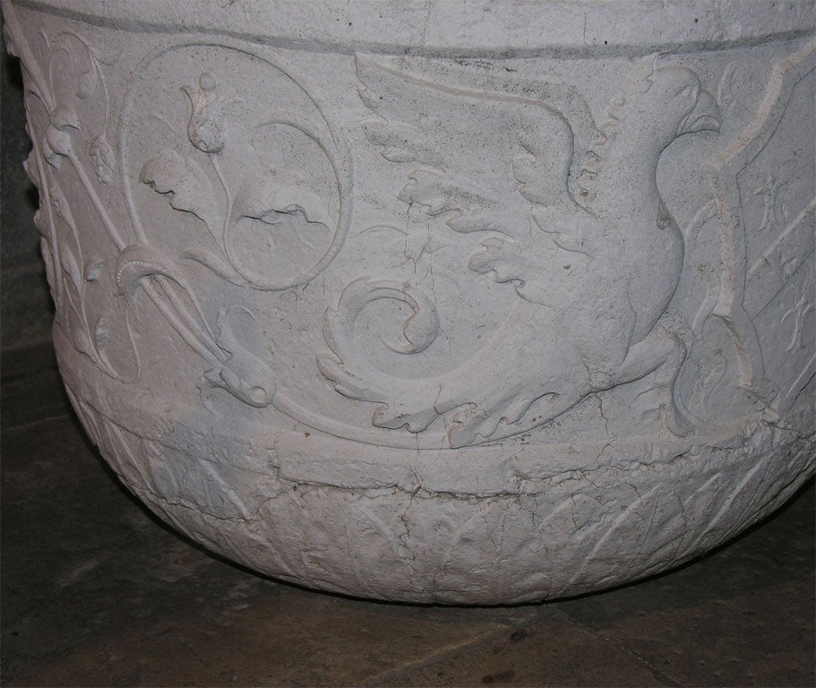 ISTRIAN STONE CISTERN<br />
Italian 18th century circular Istrian stone cistern decorated with a frieze of griffins and a cartouche.