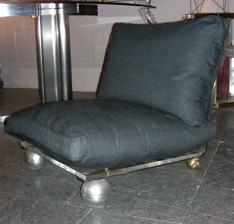 1970s chauffeuse par Chauchet in plexiglass and brass. The pillows are not original. Dimensions with pillows: height 64/25 cm., length 77 cm., depth 60 cm. Dimensions below are without pillows.