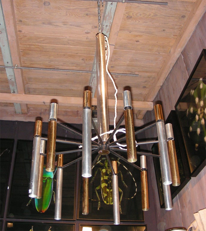 1970s Italian chandelier with 12 branches, in gilt brass and chromed metal.