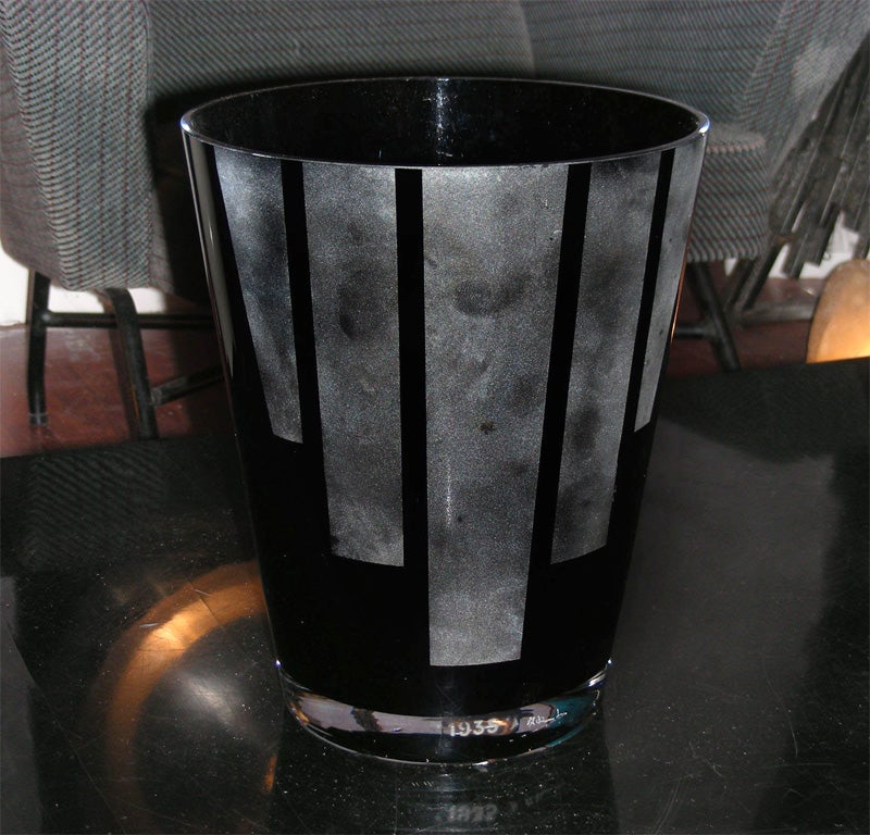 1935 black opaline vase signed by A. Riecke master glass-maker active between 1932 and 1969. Made for the famous Parisian restaurant La Coupole.