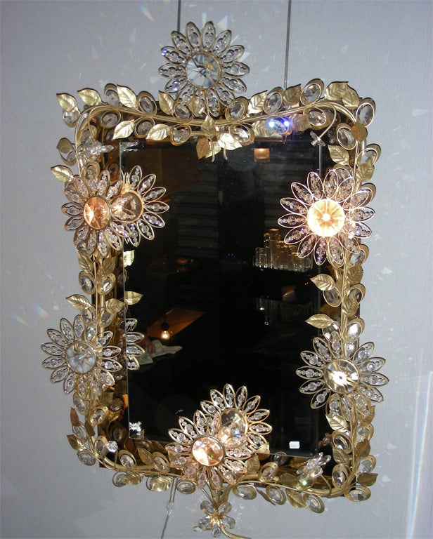 1970s lighted mirror with a frame and structure in gilt metal and glass flowers. Three lights.