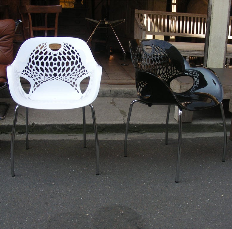 Seize chaises Marina de Ton Haas, signées en dessous, éditées par Kian. Huit sont en plastique blanc et huit en noir. Pieds en métal.