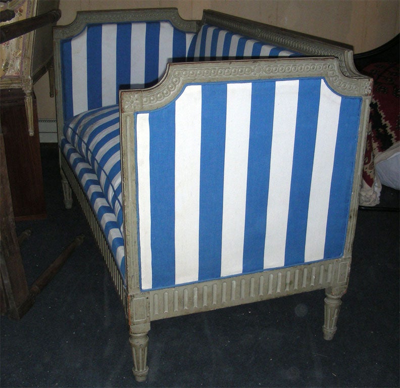 Handsome end of 18th century alcove sette with sculpted apron.