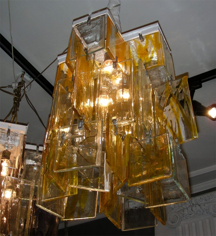 Lampadario in vetro di Murano degli anni '60 composto da placche gialle assemblate intorno a un fusto centrale a forma di tubo. Sono disponibili diversi pezzi, ma il prezzo indicato è per uno solo. Possibilmente da  Mazzega o Toso.