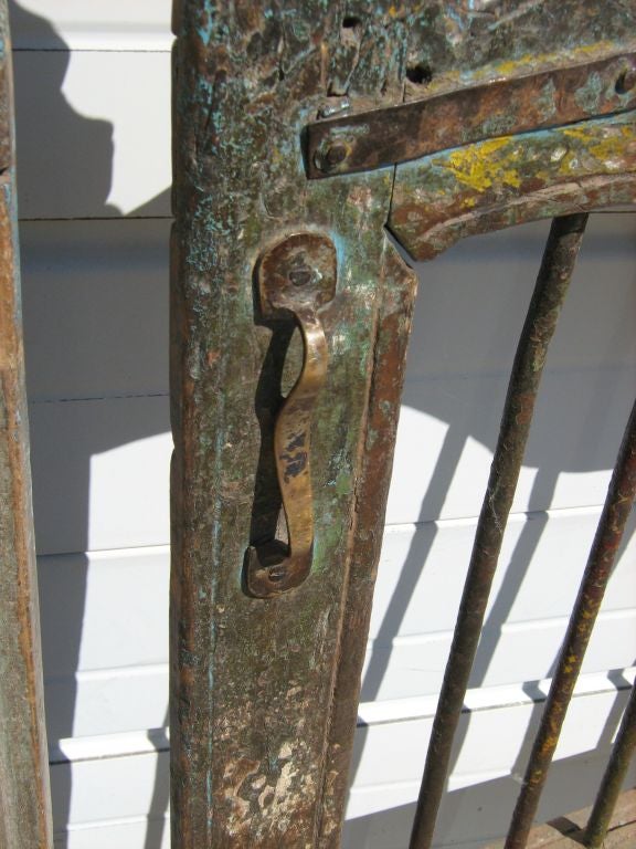 Antique gate In Good Condition For Sale In Bridgehampton, NY