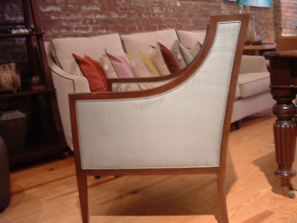 Inspirado por Jean-Michel Frank, el Calais es tan cómodo como bello.  El delicado pero resistente detalle de madera perfila cualquier tejido o piel que elijas utilizar.  Esta muestra está acabada en una exquisita combinación de Krewel y Seda de