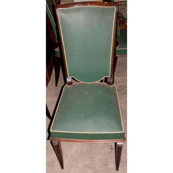Set aus vier Stühlen mit hoher Rückenlehne, Rahmen aus gebeiztem Buchenholz, Sitz und Rückenlehne aus tealfarbenem Kunstleder.