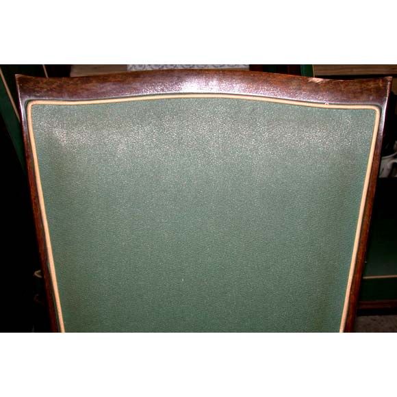 Satz von vier französischen Vintage-Esszimmerstühlen mit hoher Rückenlehne im Zustand „Gut“ im Angebot in Bronx, NY