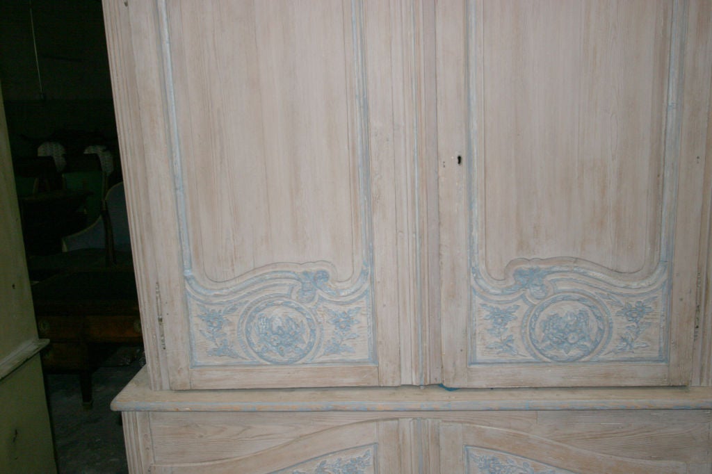 Louis de XV style French country Cabinet. In Good Condition In Bronx, NY
