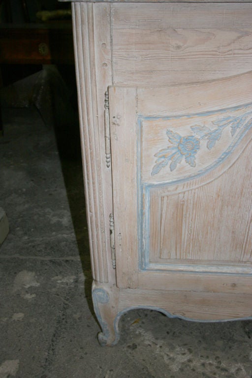 Louis de XV style French country Cabinet. 2