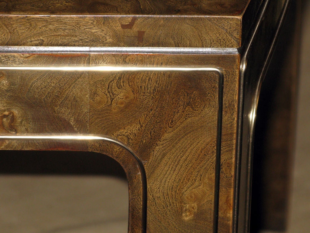 Dining Table in Bookmatched Carpathian Elm by Mastercraft In Excellent Condition In New York, NY