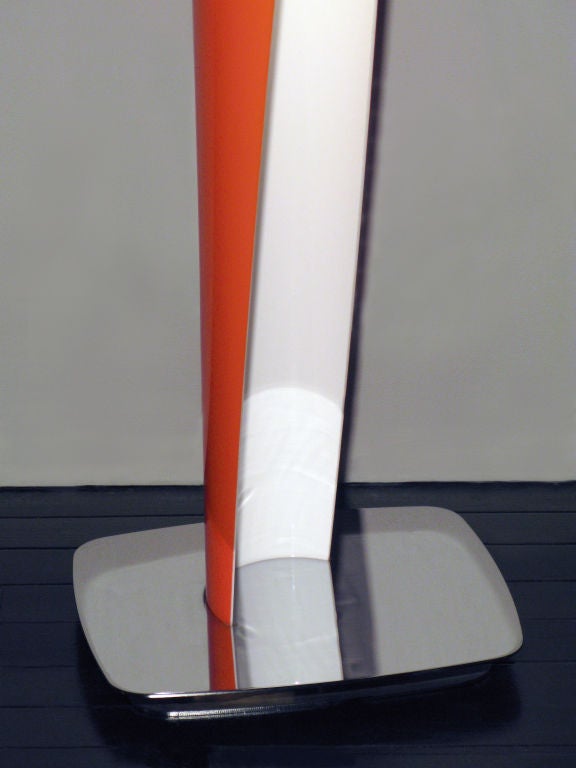 Français Lampadaire rouge tubulaire avec base en acier de Roche Bobois