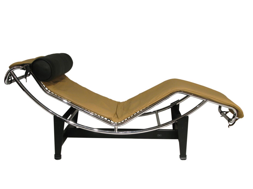 LC/4 chaise in beige and black leather designed by Le Corbusier for Cassina, Italy 1970's