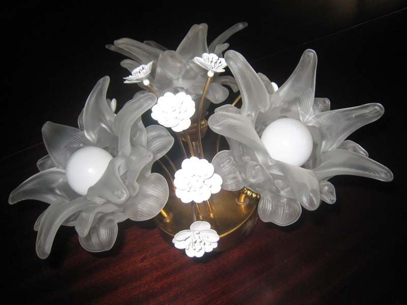 Laiton Paire d'appliques à fleurs en verre et laiton en vente