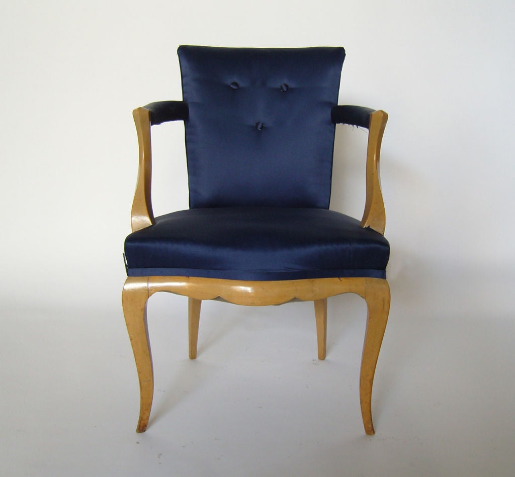Ein feiner französischer Art Deco Sessel aus Buchenholz und Ottomane / Hocker.