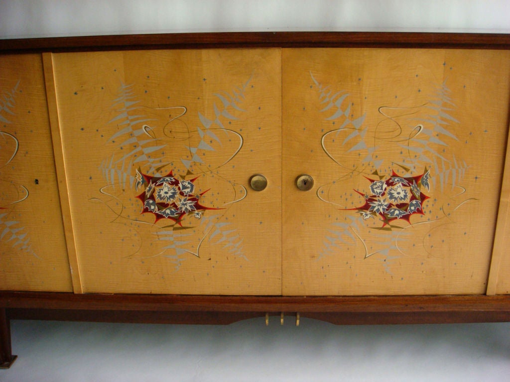 Französisches Sideboard aus Bergahornholz und Palisanderholz aus den 1950er Jahren mit original bemalten Türen (Messing) im Angebot