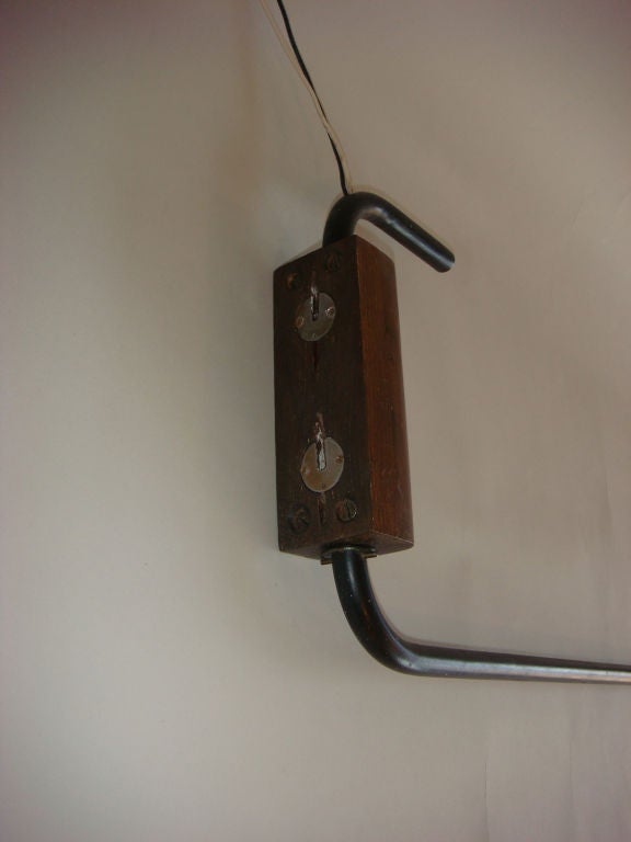Metà XX secolo Applique francese degli anni '40 in metallo e rovere in vendita