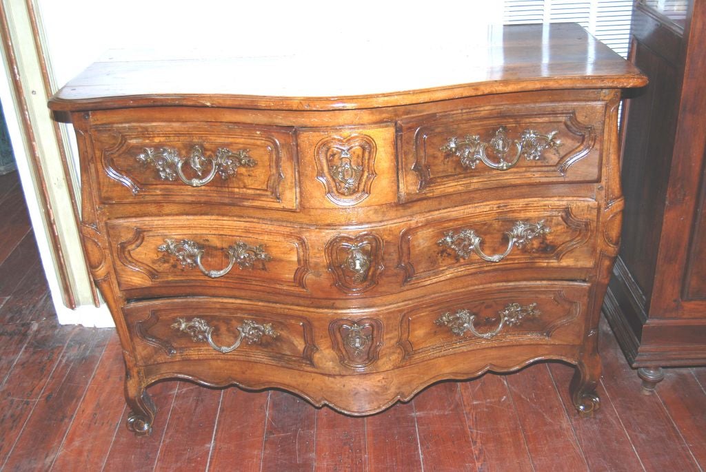 18th c. Walnut Commode For Sale 1