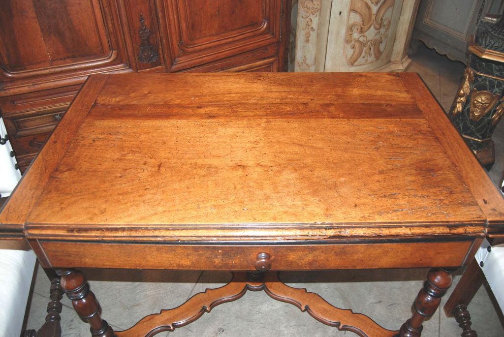 18th c. Walnut Writing Table In Good Condition For Sale In New Orleans, LA
