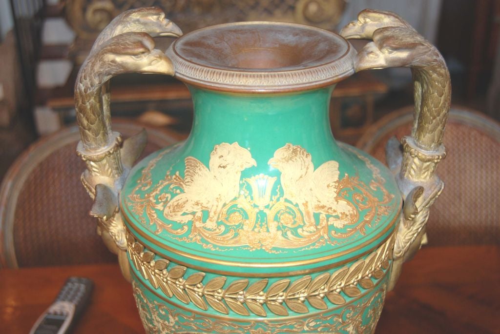 Urna in porcellana e bronzo di Sevres raffigurante le campagne di Napoleone I