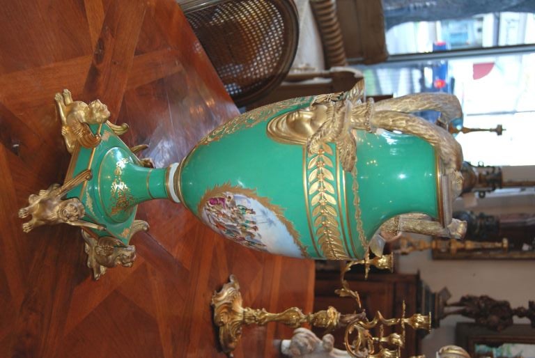 Schöne Empire-Sèvres-Urne im Zustand „Gut“ im Angebot in New Orleans, LA