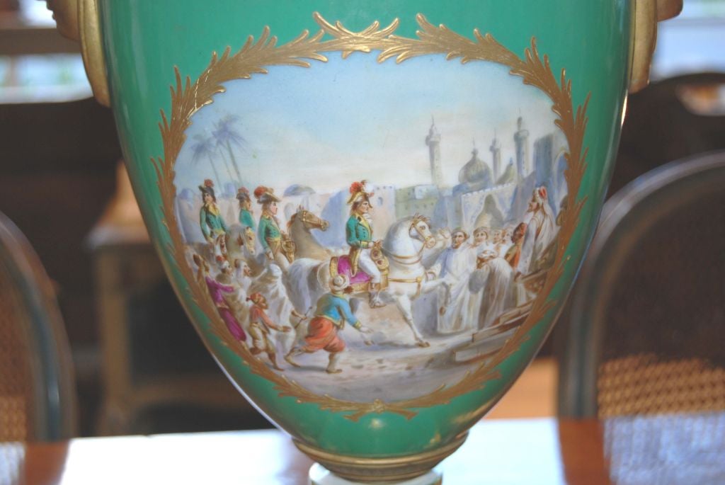 Schöne Empire-Sèvres-Urne (19. Jahrhundert) im Angebot