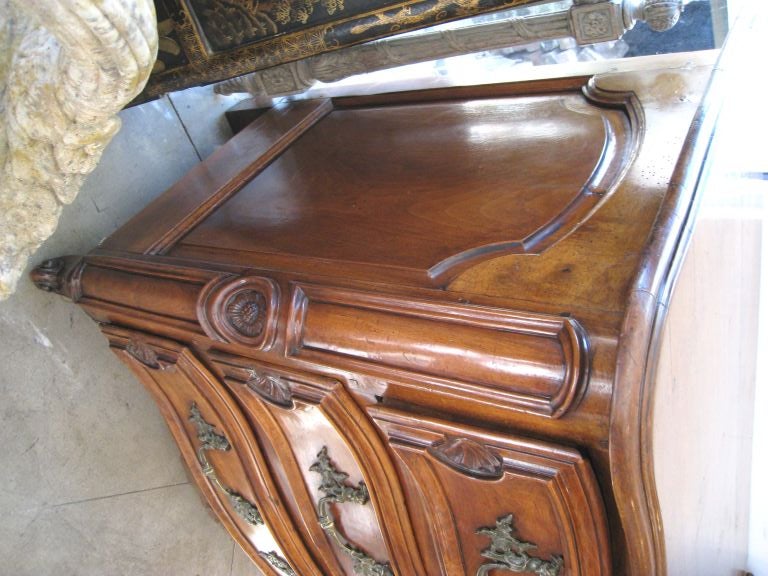 18th Century and Earlier 18th c. Walnut commode For Sale
