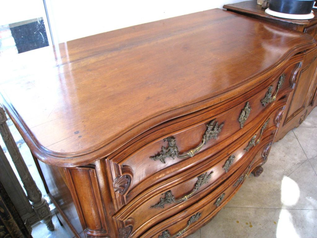 18th c. Walnut commode For Sale 1
