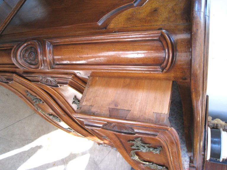 18th c. Walnut commode For Sale 2