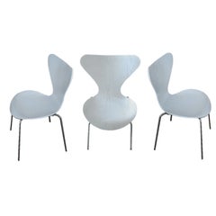 SET OF EIGHT ARNE JACOBSEN SERIES 7 CHAIRS