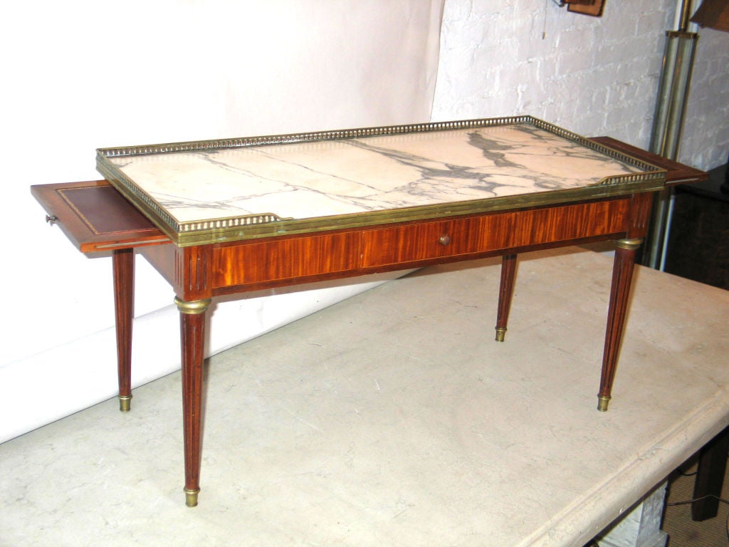 Die französischen Möbelschreiner des 18. Jahrhunderts versuchten, große Möbel zu schaffen, indem sie seltene Materialien auf exotische, aber harmonische Weise miteinander kombinierten. Jansen bestätigt dies mit einem modernen neoklassischen