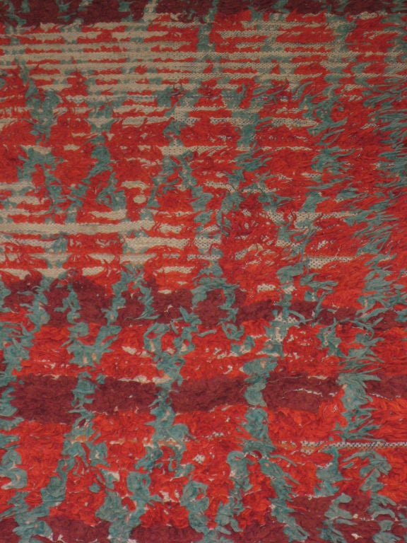Ein antiker marokkanischer Berberteppich / Läufer mit einer warmen Patina; in komplementären Farbschattierungen und einem klassischen Chevron-Muster. Besteht aus handgeknüpfter Wolle und natürlichen Pflanzenfarben.

