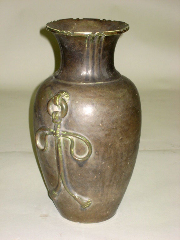 Elegante jarrón esmaltado con 2 símbolos antropomorfos en relieve a cada lado. Buen tamaño.