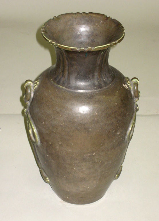 Neoklassizistische Keramikvase/Urne aus der französischen Kolonialzeit, Mitte des Jahrhunderts (Moderne der Mitte des Jahrhunderts) im Angebot