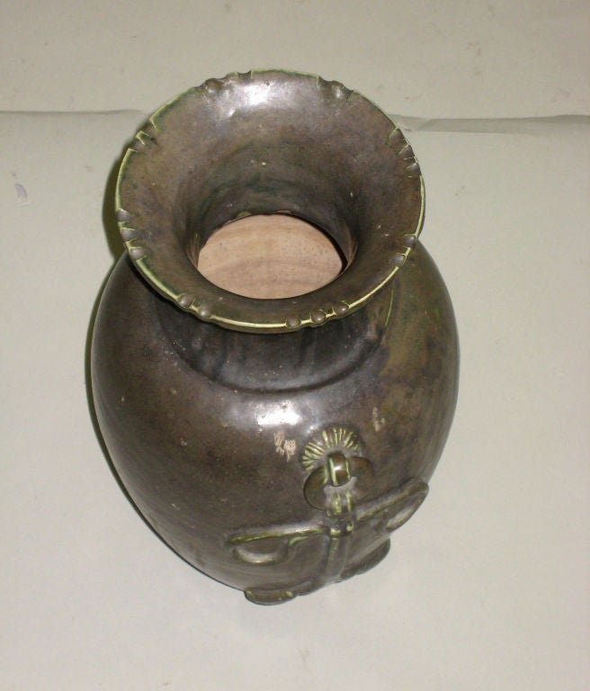 Neoklassizistische Keramikvase/Urne aus der französischen Kolonialzeit, Mitte des Jahrhunderts (Französisch) im Angebot