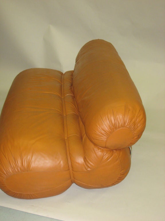 Important Italian Design Sculptural Leather Settee In Good Condition In New York, NY