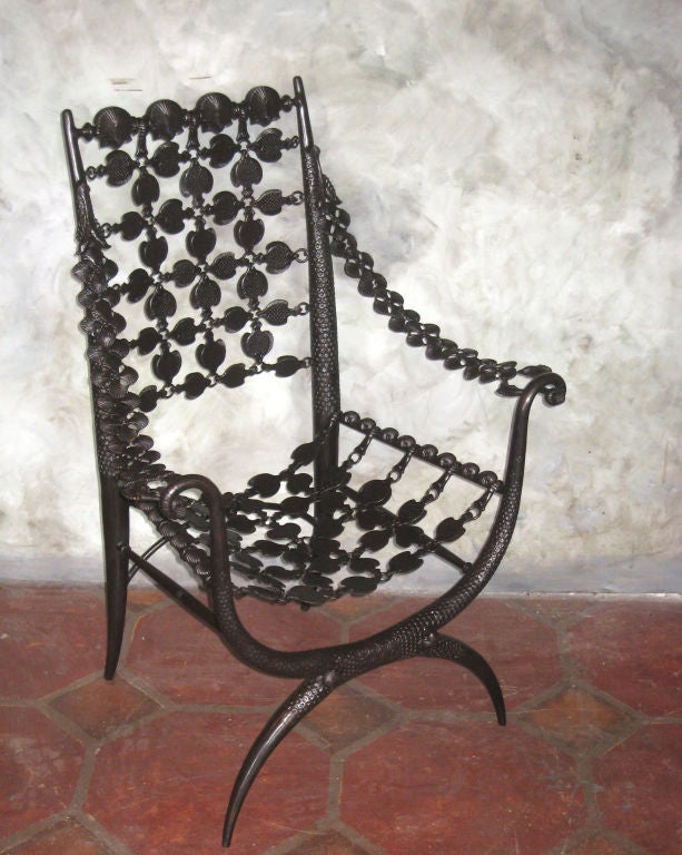 Rare paire de fauteuils ou fauteuils club de style néoclassique français moderne, en bronze massif, avec les sièges et les dossiers formés par des poissons en bronze liés et les bras formés par des coquillages en bronze liés. Ces chaises sont