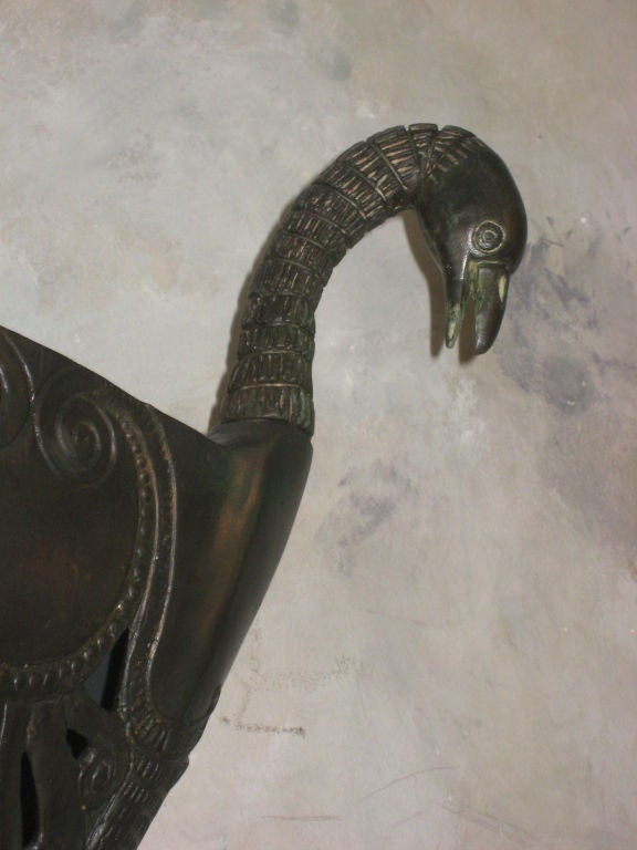 20ième siècle Paire d'appliques néoclassiques françaises modernes en bronze, style Armand Albert Rateau en vente