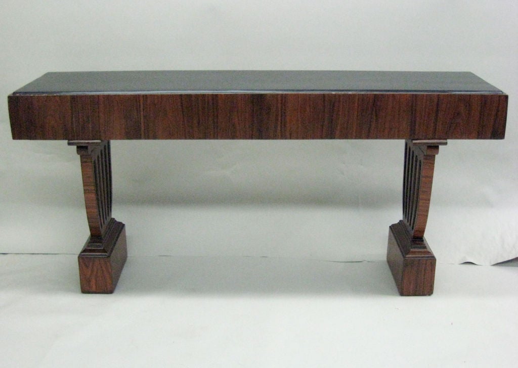 Grande console / table de salon en bois dur néoclassique italienne du MId siècle, vers 1930 - 1940, du cercle de Gio Ponti. La table présente des pieds cannelés de style pilastre qui soutiennent un plateau sobre. La composition générale est