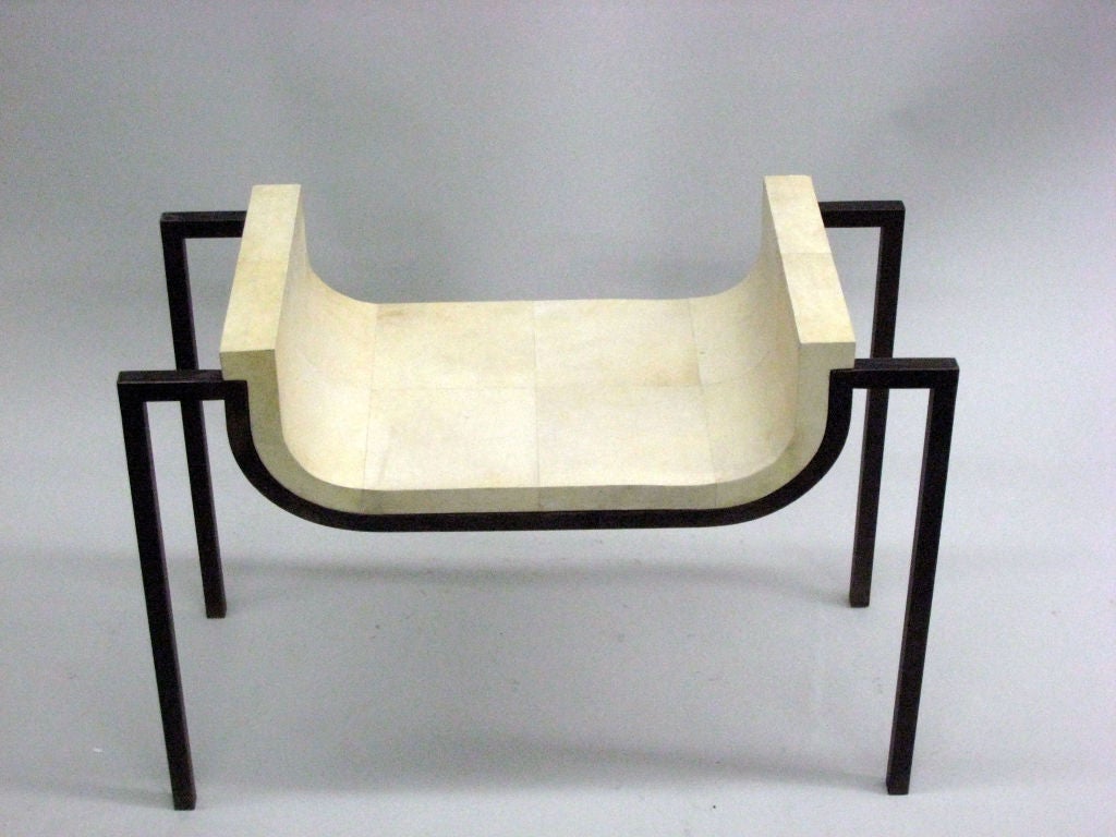 Mid-Century Modern Deux bancs en parchemin français dans le style de Marc du Plantier en vente