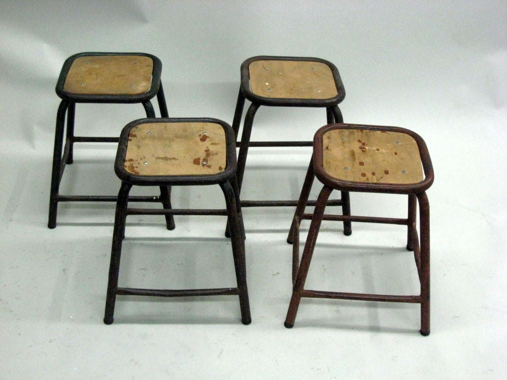 Deux paires de tabourets français Mid-Century Modern / Industrial Design

Prix et vente par paire.