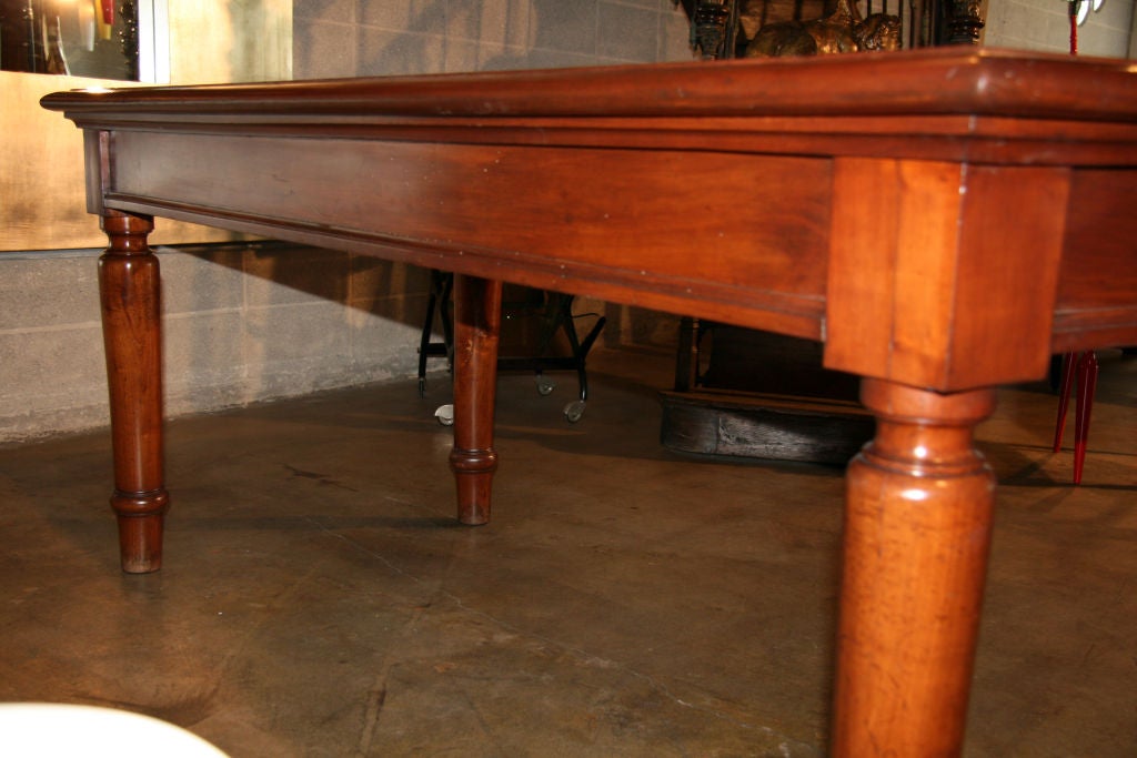 20th Century Italian Table in cherry wood. 1920s For Sale