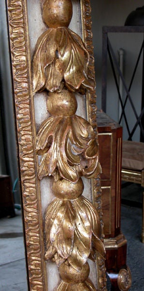 Allemand Miroir rectangulaire de style baroque continental à grande échelle et profondément sculpté en vente